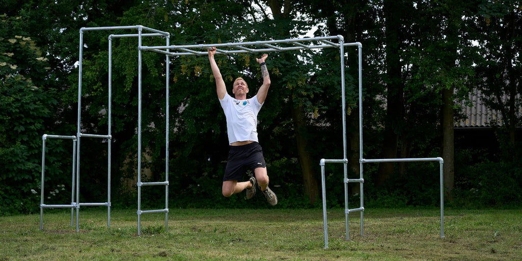 Træning i haven | Sidelæns armgang på udendørs træningsstativ